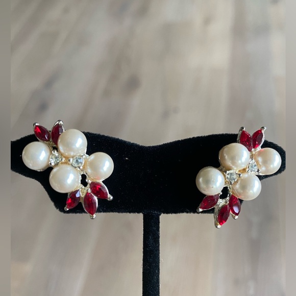 TANYA LIND SIGNED PEARL RED CRYSTAL 1980’S VINTAGE POST CHRISTMAS EARRINGS - Picture 1 of 6